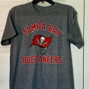 NFL TEAM Tampa Bay Buccaneer T-Shirt .Size Small
